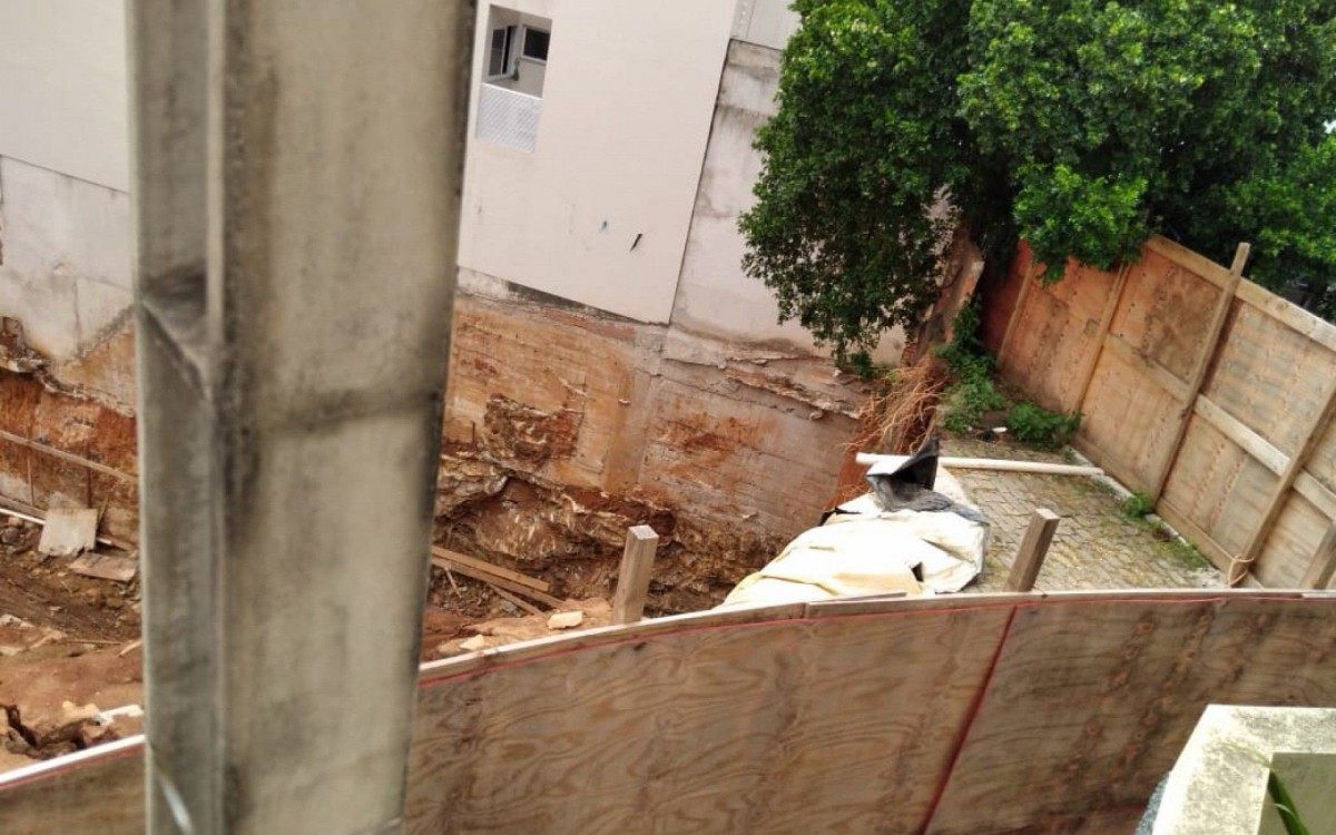 Deslizamento de barranco na parte alta do Centro de Itaperuna, no Noroeste Fluminense, entre as ruas Dez de Maio e Sete de Setembro.