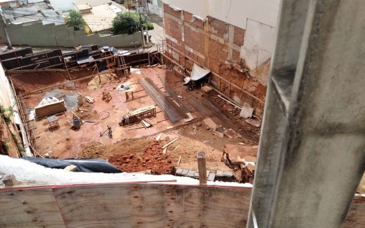 Deslizamento de barranco na parte alta do Centro de Itaperuna, no Noroeste Fluminense, entre as ruas Dez de Maio e Sete de Setembro.