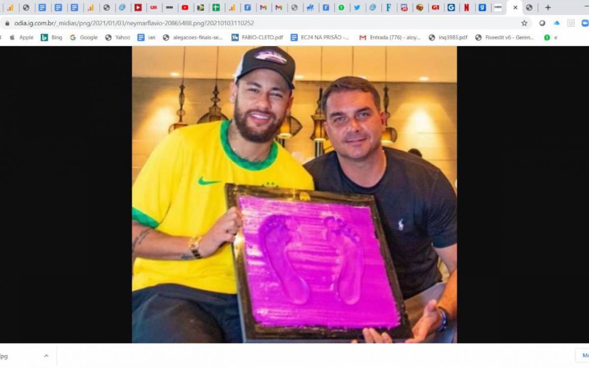 Neymar posa com Flávio Bolsonaro ao tirar molde dos pés para calçada da fama do Maracanã - REPRODUÇÃO