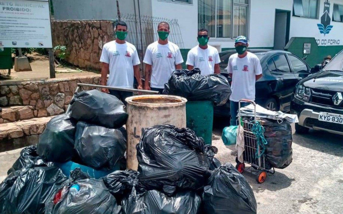Resíduos foram recolhidos na trilha de acesso à praia do Forno - Foto: Divulgação