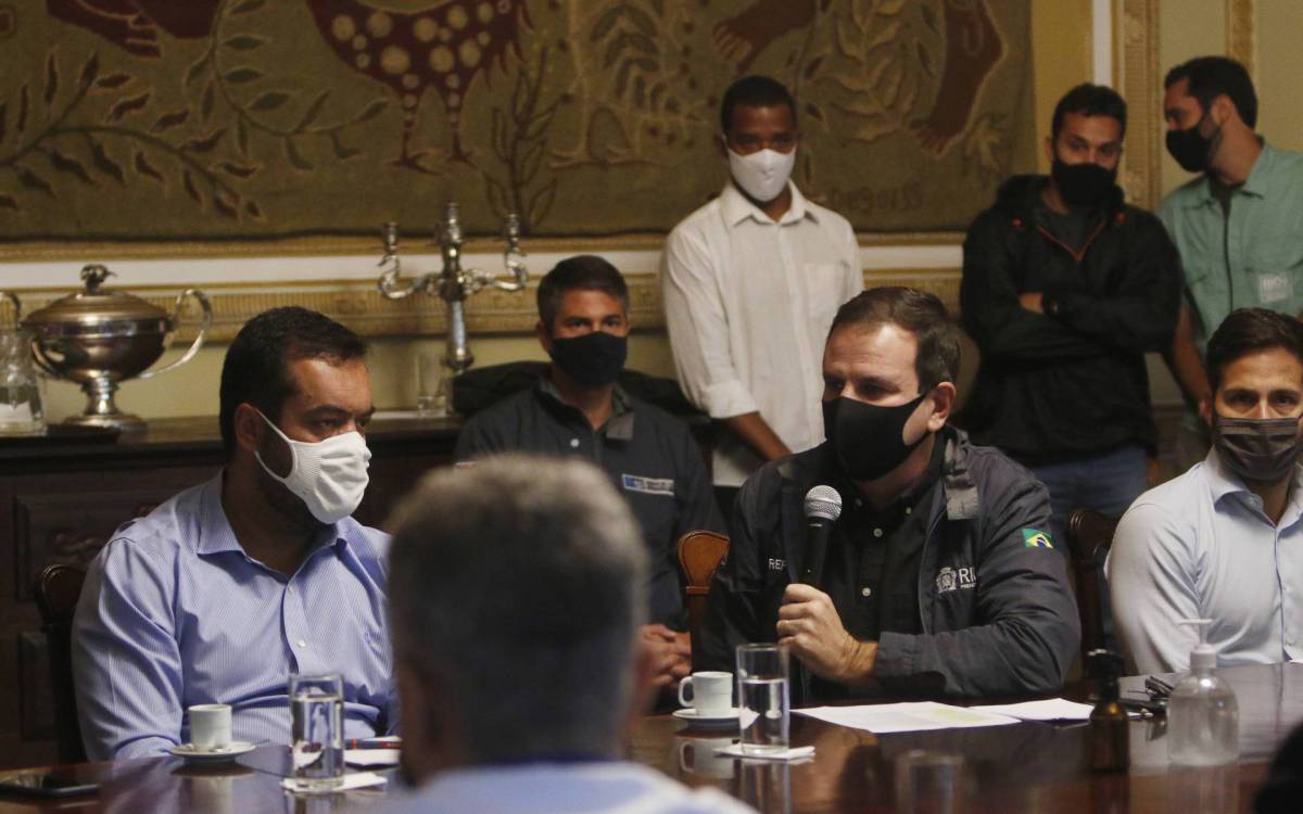 Politica - Reuniao e coletiva de imprensa no Palacio da Cidade. O Prefeito Eduardo Paes, se reuniu na manha de hoje com secretarios no Palacio da Cidade. tambem participaram da reuniao, o governador em exercicio, Claudio Castro, Carlos Alberto Chaves, secretario estadual de saude e George Diverio, superintendente do ministerio da saude. Na foto, reuniao do prefeito Eduardo Paes com secretarios. - Reginaldo Pimenta / Agencia O Dia