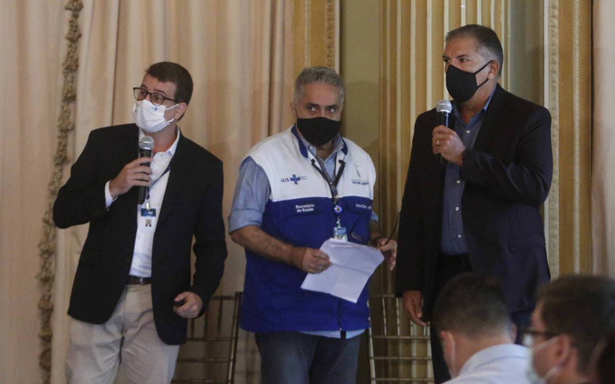 Politica - Reuniao e coletiva de imprensa no Palacio da Cidade. O Prefeito Eduardo Paes, se reuniu na manha de hoje com secretarios no Palacio da Cidade. tambem participaram da reuniao, Carlos Alberto Chaves, secretario estadual de saude e George Diverio, superintendente do ministerio da saude. Na foto, a esquerda, Daniel Soranz, secretario municipal de saude, ao centro, Carlos Alberto Chaves, secretario estadual de saude e a direita, George Diverio, Superintendente do ministerio da saude.