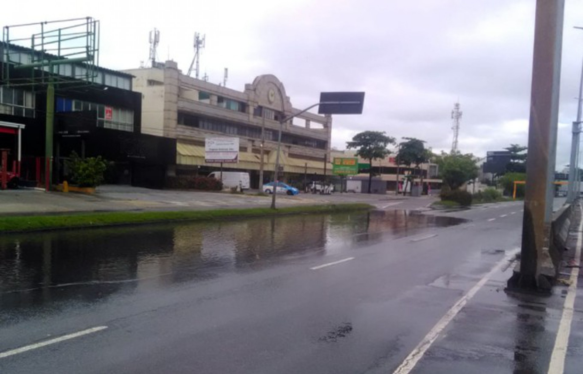 Bolsão d'água na Av. Ministro Ivan Lins, na Barra  - Divulgação / COR