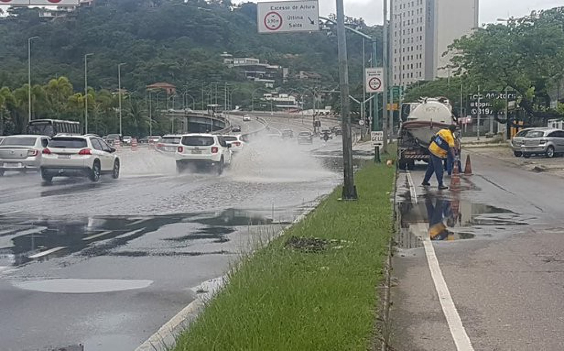 Bolsão d'água na Av. Ministro Ivan Lins, na Barra  - Divulgação / COR