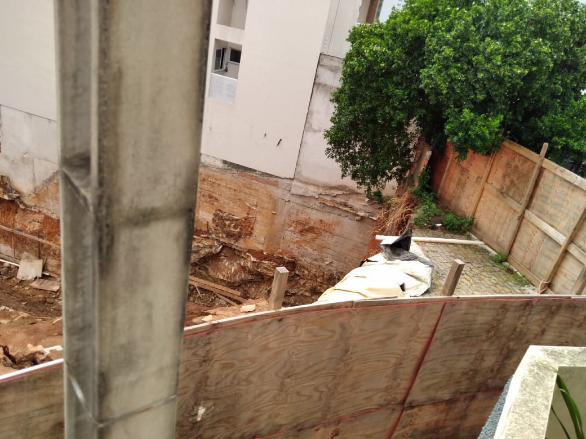 Deslizamento de barranco na parte alta do Centro de Itaperuna, no Noroeste Fluminense, entre as ruas Dez de Maio e Sete de Setembro. - Foto: divulga&ccedil;&atilde;o/PMI