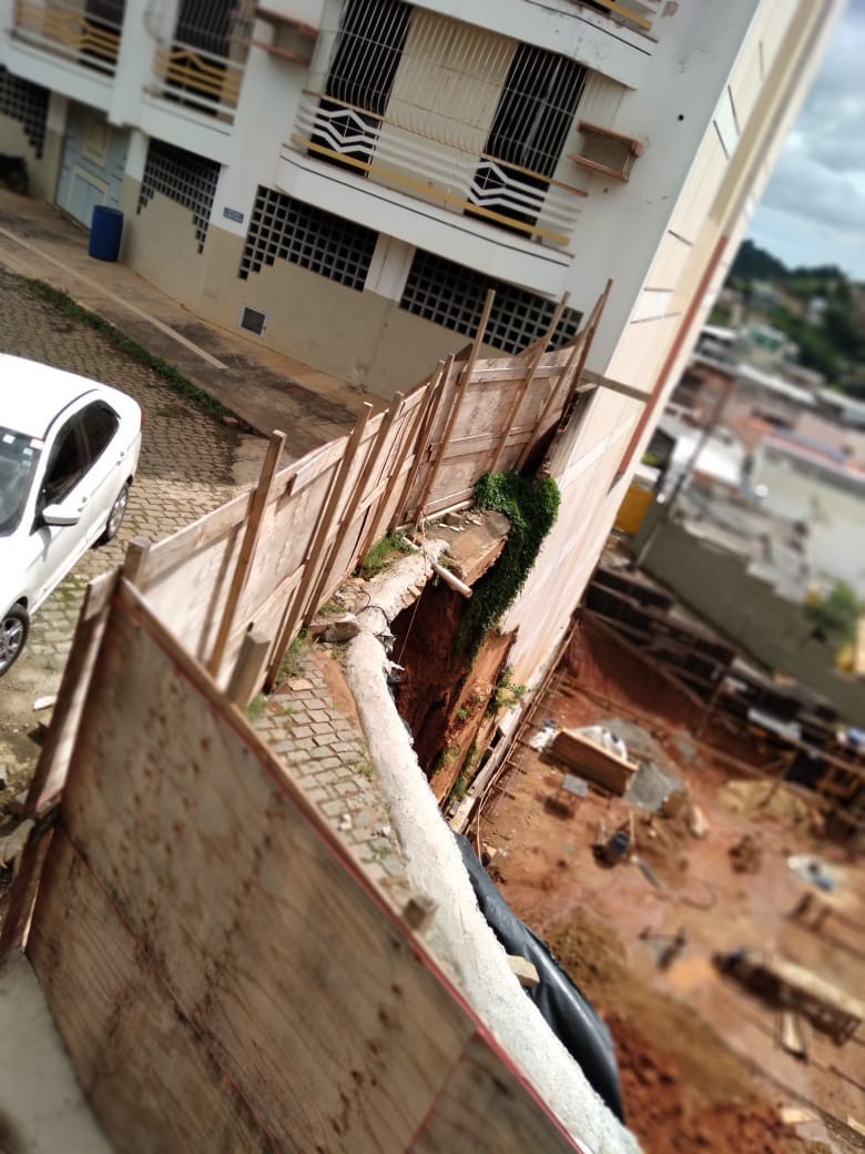 Deslizamento de barranco na parte alta do Centro de Itaperuna, no Noroeste Fluminense, entre as ruas Dez de Maio e Sete de Setembro. - Foto: divulga&ccedil;&atilde;o/ PMI