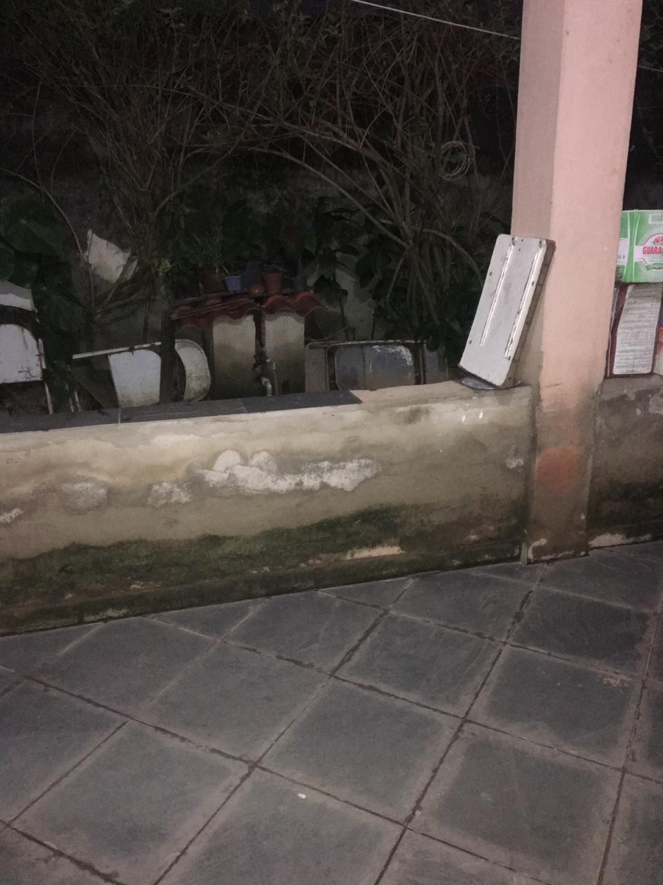 Mureta da casa de Doceneia fica coberta pela &aacute;gua quando chove, garagem fica submersa - Foto do leitor