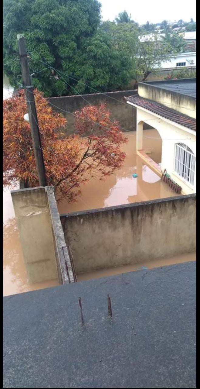 Quintal da vizinha de Gilmar Matias, na rua 40: ela dorme em cima da mesa porque perdeu tudo o que tinha dentro de casa - Foto do leitor