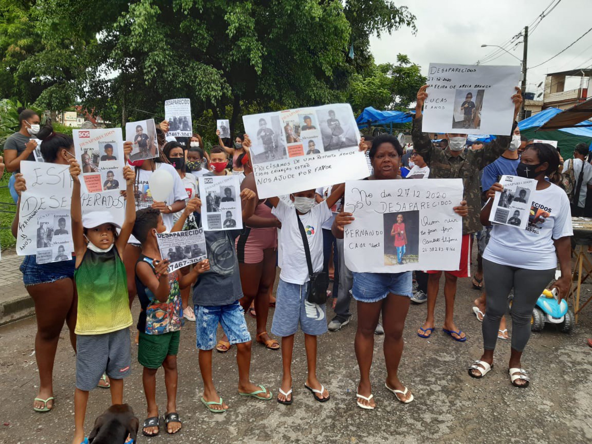 Familiares e amigos de meninos desaparecidos em Belford Roxo fizeram manifestação - Divulgação