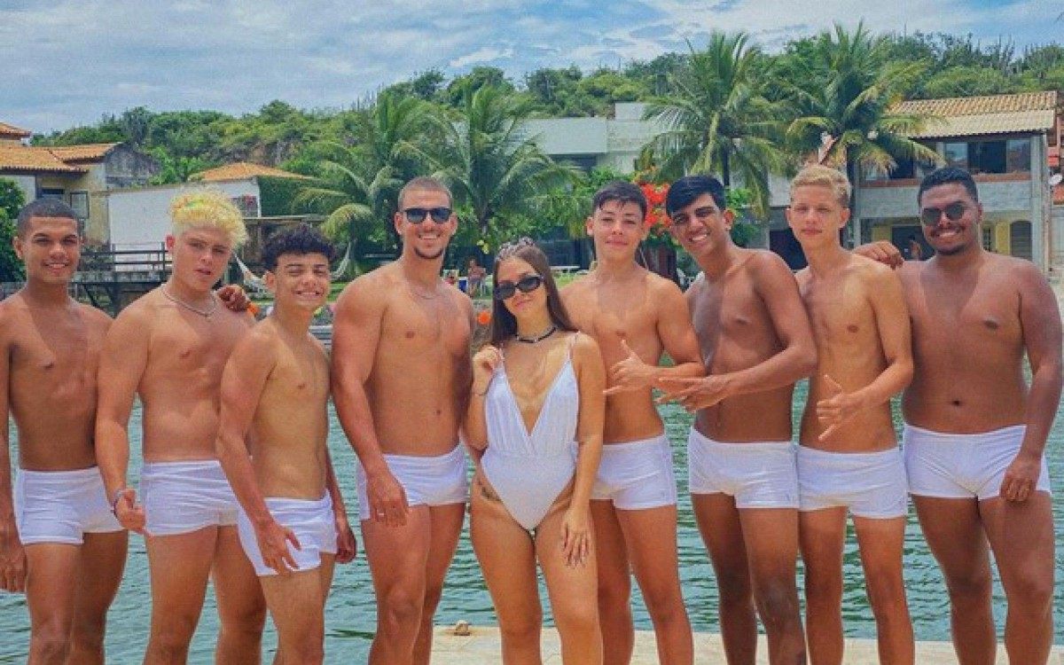 Mel Maia posa cercada de amigos em Cabo Frio