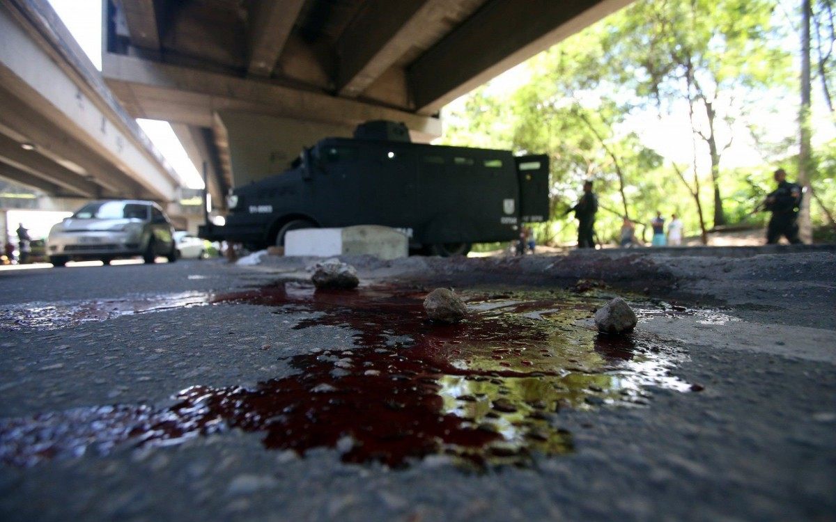 Moradores acusam PM de matar trabalhador na Cidade de Deus. Vítima trabalhava em uma marmoraria e voltava em casa para pegar o celular.