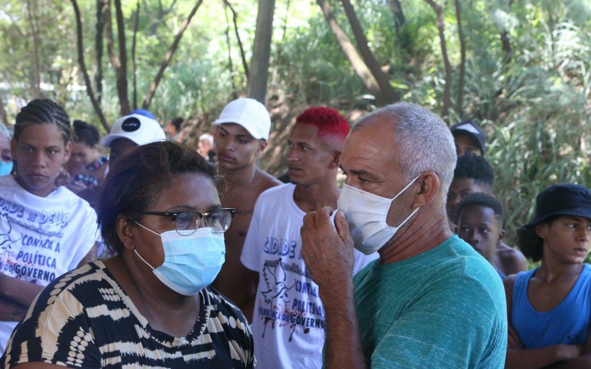Moradores acusam PM de matar trabalhador na Cidade de Deus. Vítima trabalhava em uma marmoraria e voltava em casa para pegar o celular.  Na foto a mãe (vestido preto e branco) e o Pai (camisa verde) do rapa que morreu. - Daniel Castelo Branco