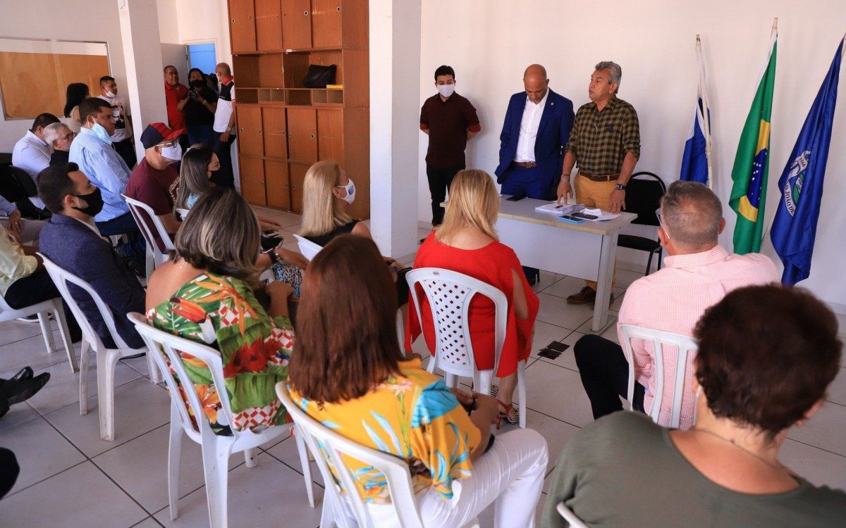 Devido à pandemia de covid-19, o evento que ocorreu na sede da prefeitura, foi simples e com número reduzido de pessoas. - Divulgação/ PMSJM