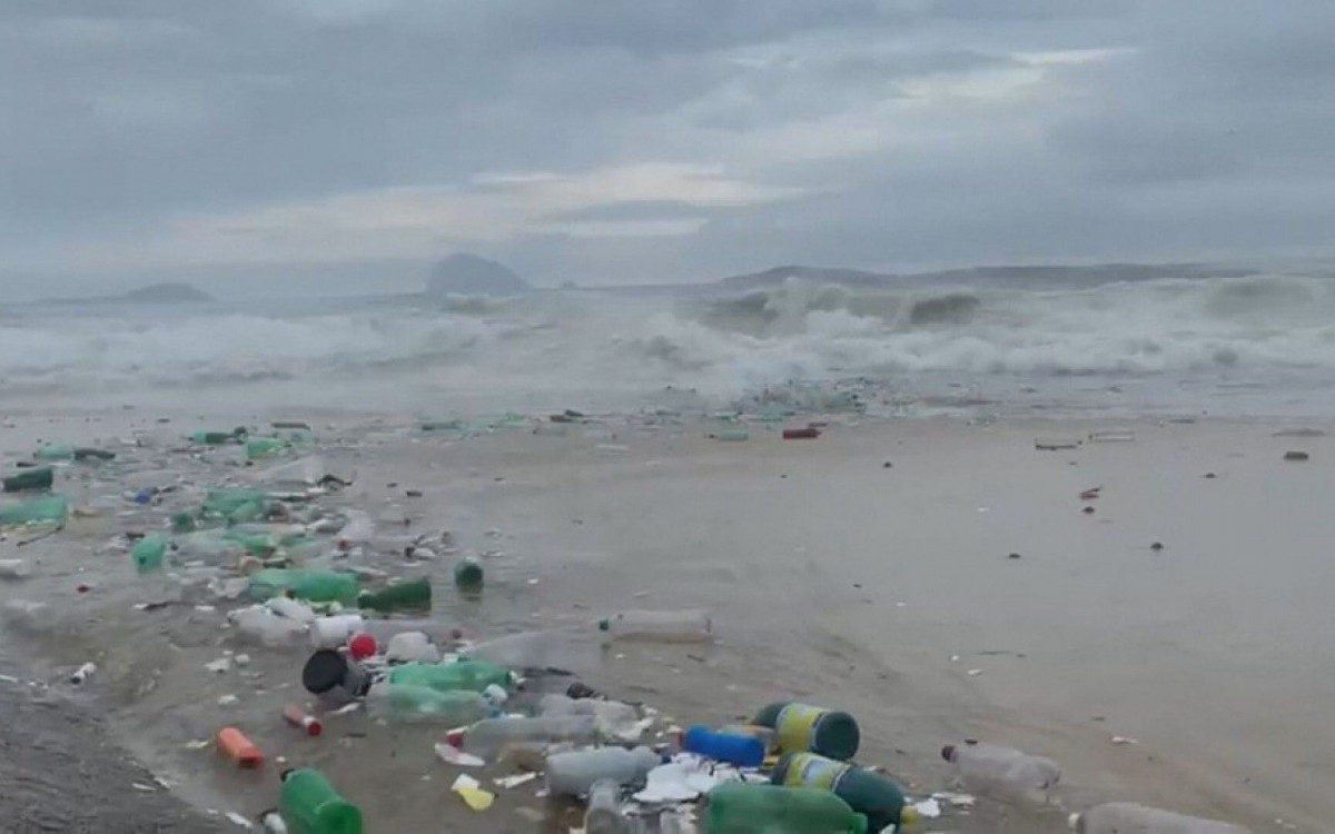 Grande quantidade de lixo acumulado na Praia de S&atilde;o Conrado - Reprodu&ccedil;&atilde;o Twitter