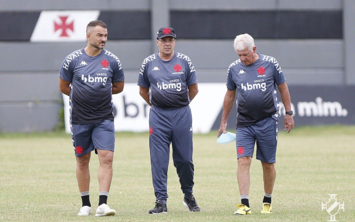 Luxa, entre os preparadores físicos Daniel Félix e Antônio Mello (coordenador): dia de reestreia - Rafael Ribeiro/Vasco
