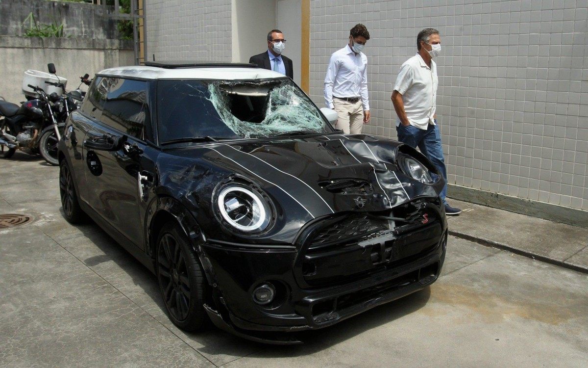 Marcinho, ex-lateral do Botafogo e seu pai, Sergio Lemos de Oliveira, prestam depoimento na 42º DP (Recreio) nesta segunda-feira. Na foto se vê tambêm, o carro envolvido no acidente.