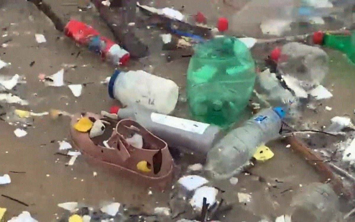 Grande quantidade de lixo acumulado na Praia de S&atilde;o Conrado