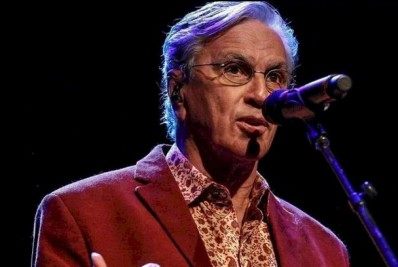Caetano Veloso lamenta a morte de congolês no Quiosque Tropicália: 'Chorei'