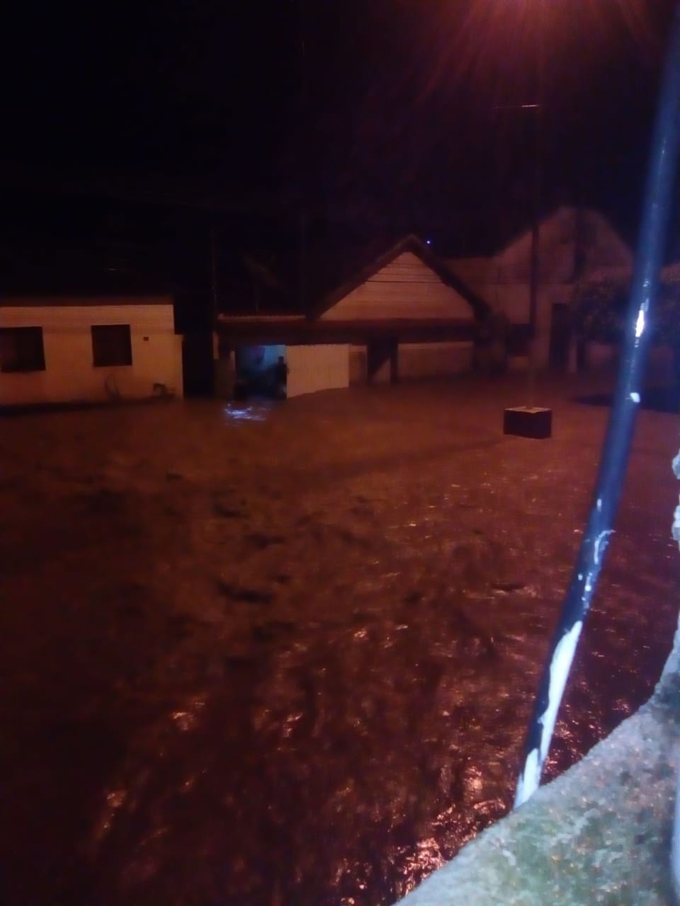 Enxurrada e pontos de alagamentos; estágio de vigilância do Rio Muriaé, em Itaperuna, alterado para alerta