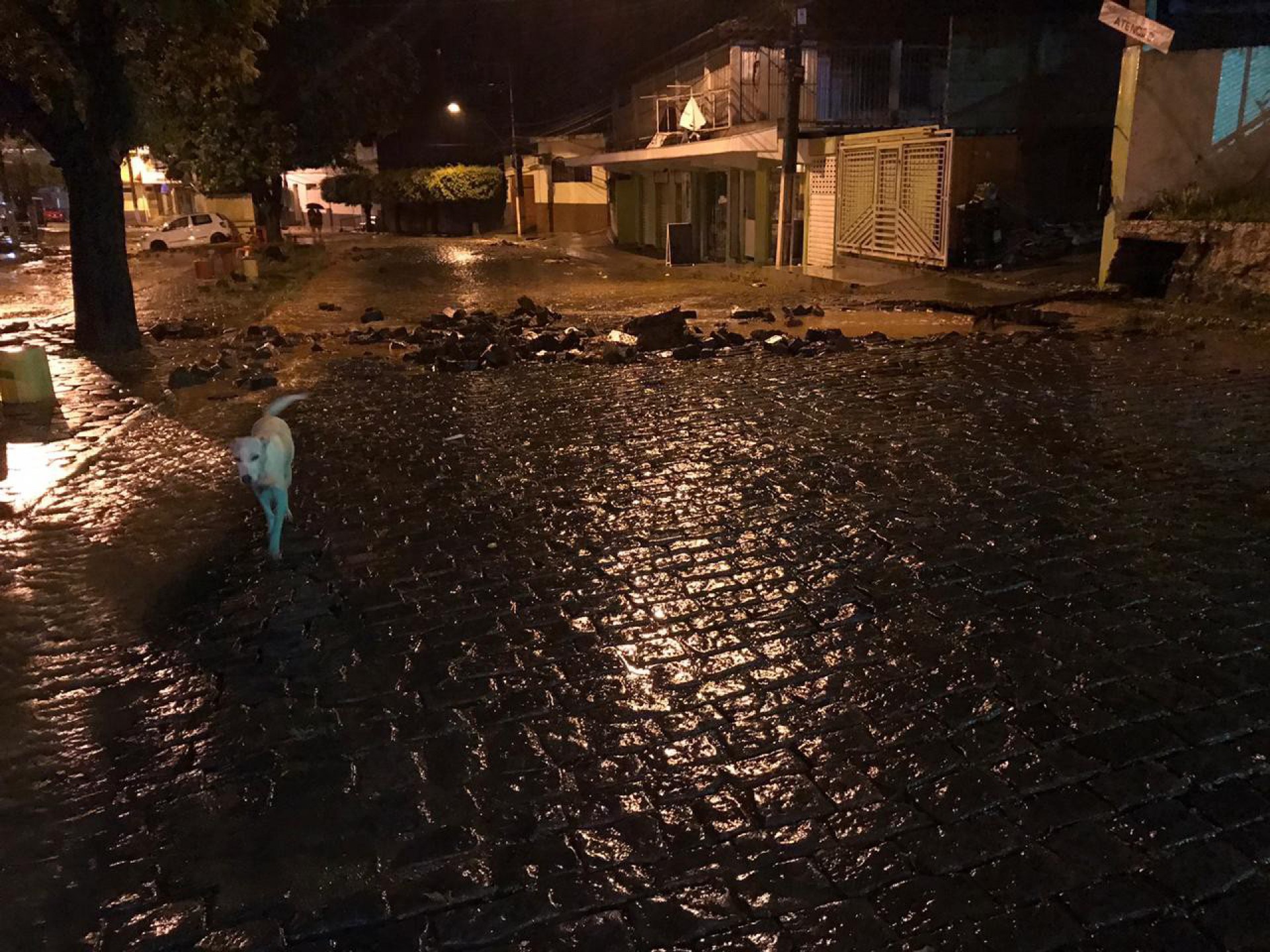 Alagamentos em Itaperuna, neta madrugada, 04. - reprodu&ccedil;&atilde;o internet