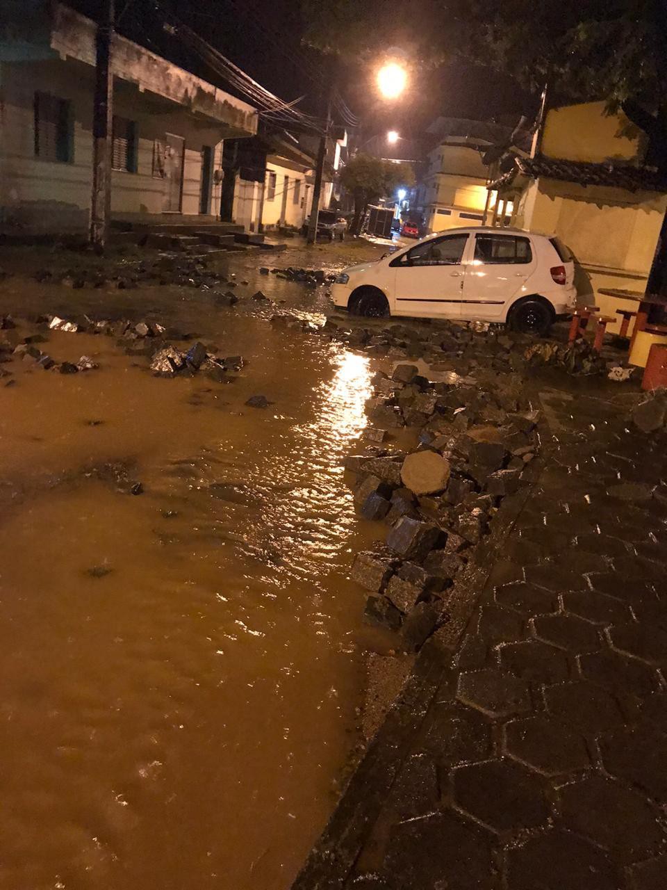 Alagamentos em Itaperuna, neta madrugada, 04. - reprodu&ccedil;&atilde;o internet