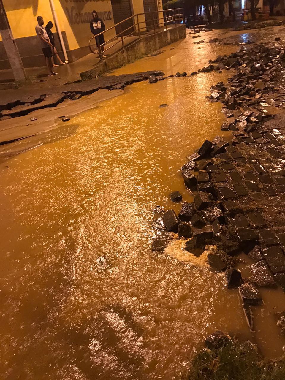 Alagamentos em Itaperuna, neta madrugada, 04. - reprodu&ccedil;&atilde;o internet