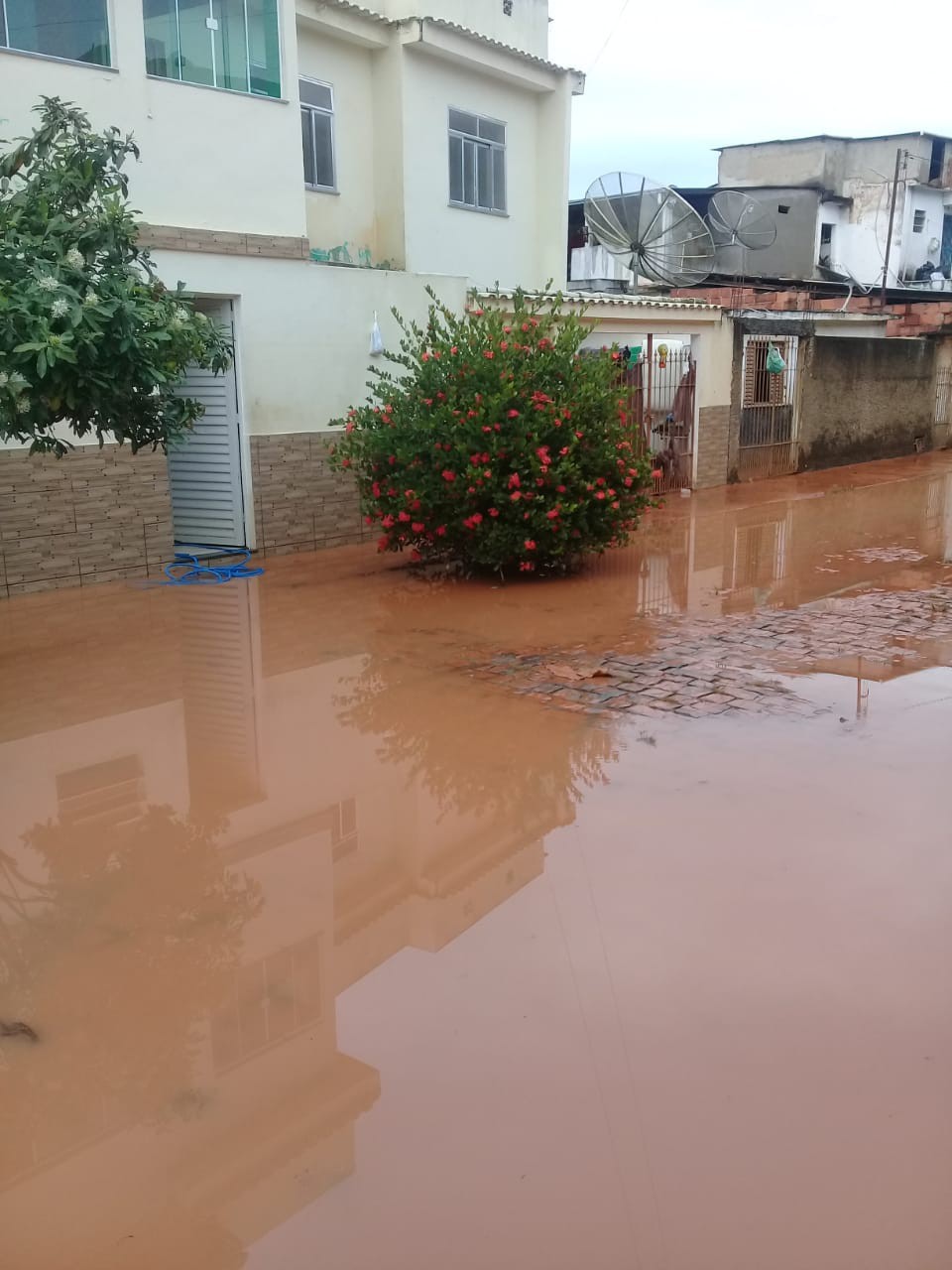 Equipe da secretaria est&aacute; dispon&iacute;vel pelo telefone (22) 99285-4220 para casos de alagamentos ou deslizamentos. - Foto: divulga&ccedil;&atilde;o/PMI