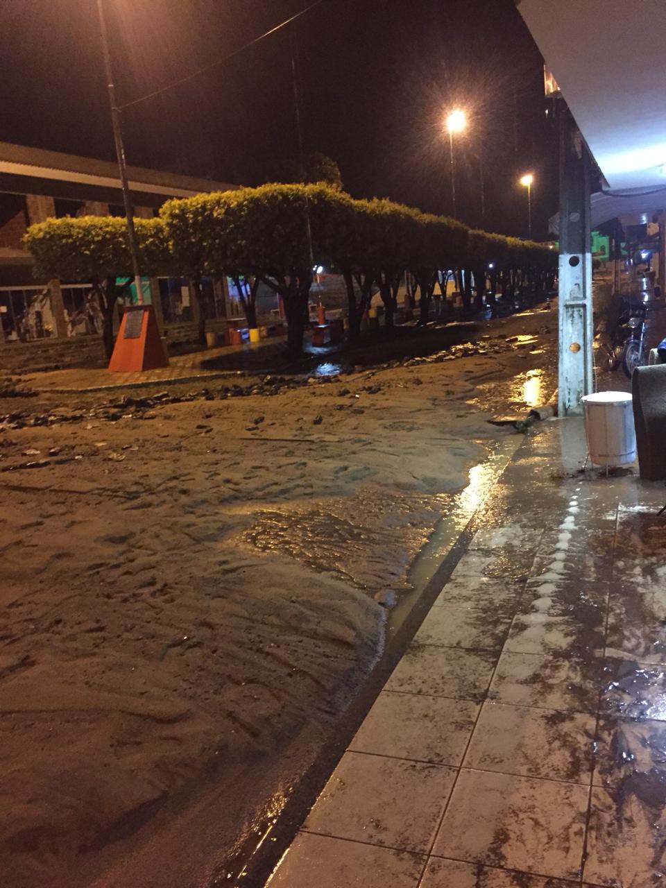 Enxurrada em nos distritos de Raposo e Comendador Ven&acirc;ncio e alagamentos em ruas de Itaperuna, no Noroeste Fluminense, nesta madrugada, 04.  - Foto: reprodu&ccedil;&atilde;o internet