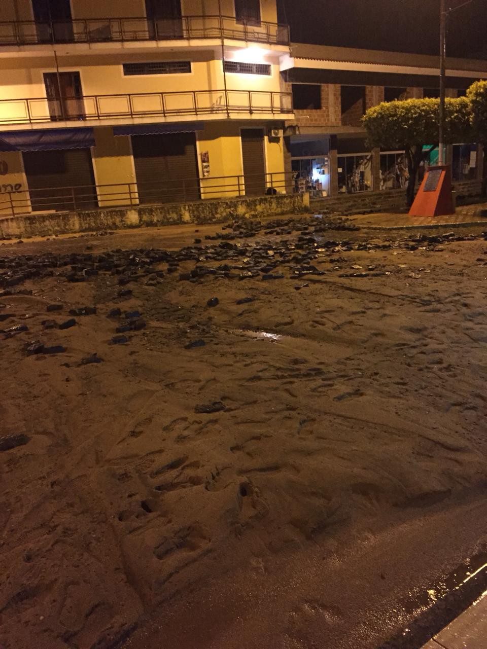 Enxurrada em nos distritos de Raposo e Comendador Ven&acirc;ncio e alagamentos em ruas de Itaperuna, no Noroeste Fluminense, nesta madrugada, 04.  - Foto: reprodu&ccedil;&atilde;o internet