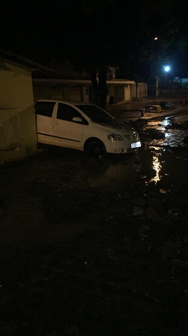 Enxurrada em nos distritos de Raposo e Comendador Ven&acirc;ncio e alagamentos em ruas de Itaperuna, no Noroeste Fluminense, nesta madrugada, 04.  - Foto: reprodu&ccedil;&atilde;o internet