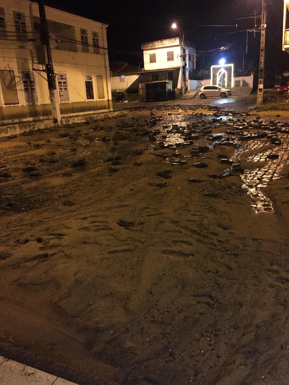 Enxurrada em nos distritos de Raposo e Comendador Ven&acirc;ncio e alagamentos em ruas de Itaperuna, no Noroeste Fluminense, nesta madrugada, 04.  - Foto: reprodu&ccedil;&atilde;o internet