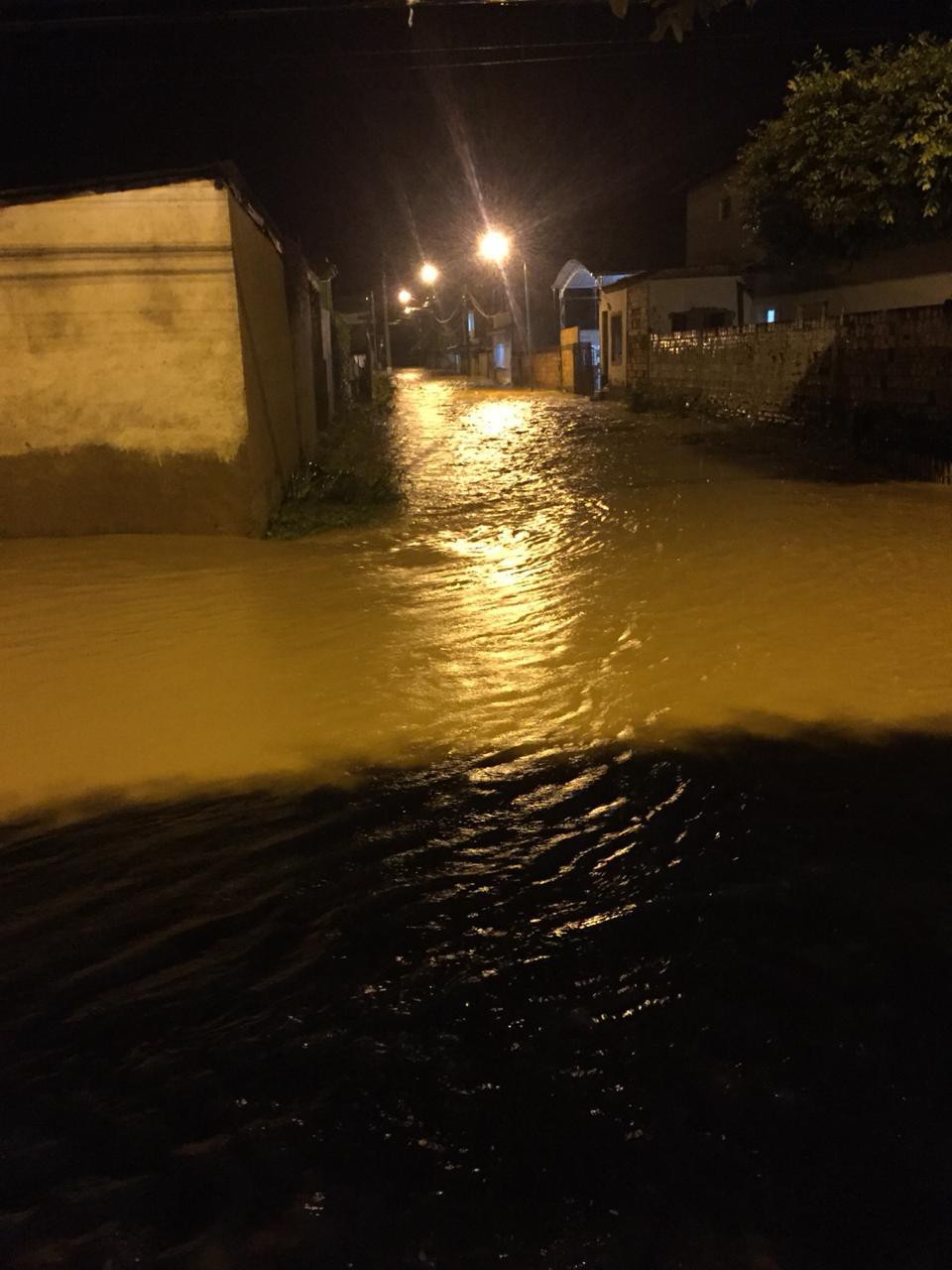 Enxurrada em nos distritos de Raposo e Comendador Ven&acirc;ncio e alagamentos em ruas de Itaperuna, no Noroeste Fluminense, nesta madrugada, 04.  - Foto: reprodu&ccedil;&atilde;o internet