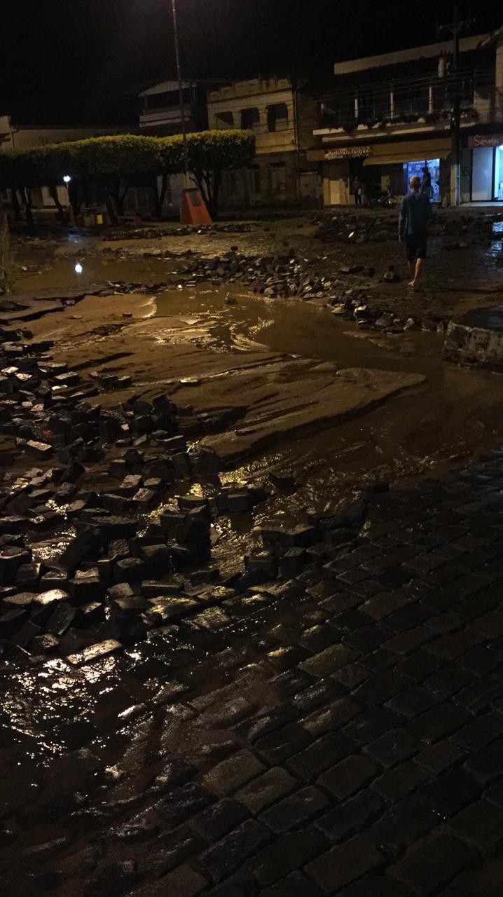 Enxurrada em nos distritos de Raposo e Comendador Ven&acirc;ncio e alagamentos em ruas de Itaperuna, no Noroeste Fluminense, nesta madrugada, 04.  - Foto: reprodu&ccedil;&atilde;o internet