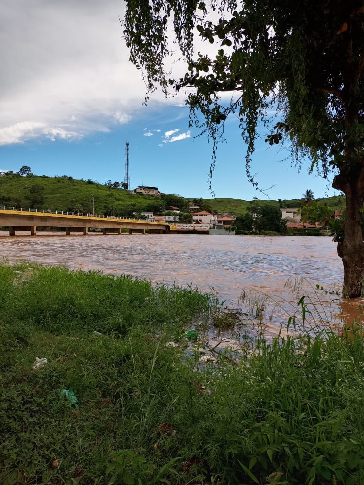 Para emergências, o cidadão deve ligar para o número 199 da Defesa Civil; os contatos alternativos são o telefone 153 (Guarda Civil Municipal) e a terceira opção pelo 193 (Corpo de Bombeiros).