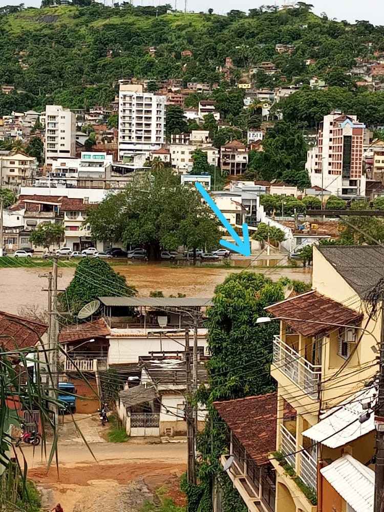 Fortes chuvas ocorridas nas últimas 48 horas, principalmente nas cabeceiras do Rio Muriaé, situadas nas cidades mineiras de Miraí e Muriaé, ocasionaram o aumento da cota do canal, no perímetro de Itaperuna, no Noroeste Fluminense.