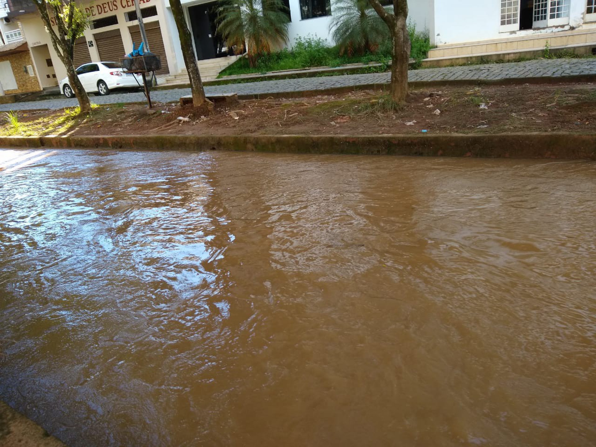 Os bairros mais afetados foram Cidade Nova, Vinhosa, Cehab, Loteamento São Manoel, Matadouro e Centro; enxurradas atingiram dois distritos, sendo estes Comendador Venâncio e Raposo. - Foto: reprodução internet