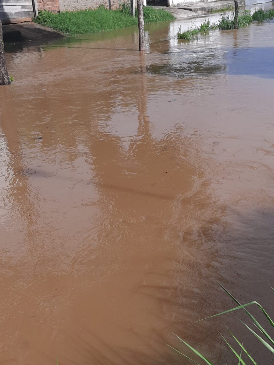 Fortes chuvas ocorridas nas últimas 48 horas, principalmente nas cabeceiras do Rio Muriaé, situadas nas cidades mineiras de Miraí e Muriaé, ocasionaram o aumento do canal em Itaperuna, no Noroeste Fluminense.