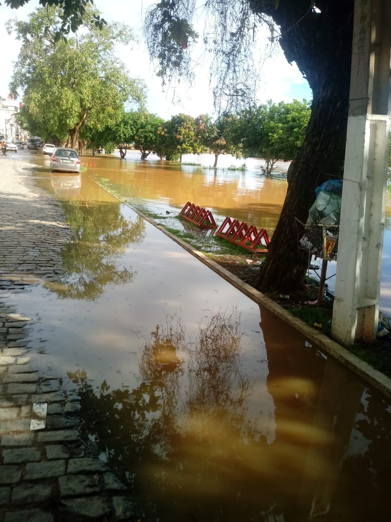 Fortes chuvas ocorridas nas últimas 48 horas, principalmente nas cabeceiras do Rio Muriaé, situadas nas cidades mineiras de Miraí e Muriaé, ocasionaram o aumento do canal em Itaperuna, no Noroeste Fluminense.