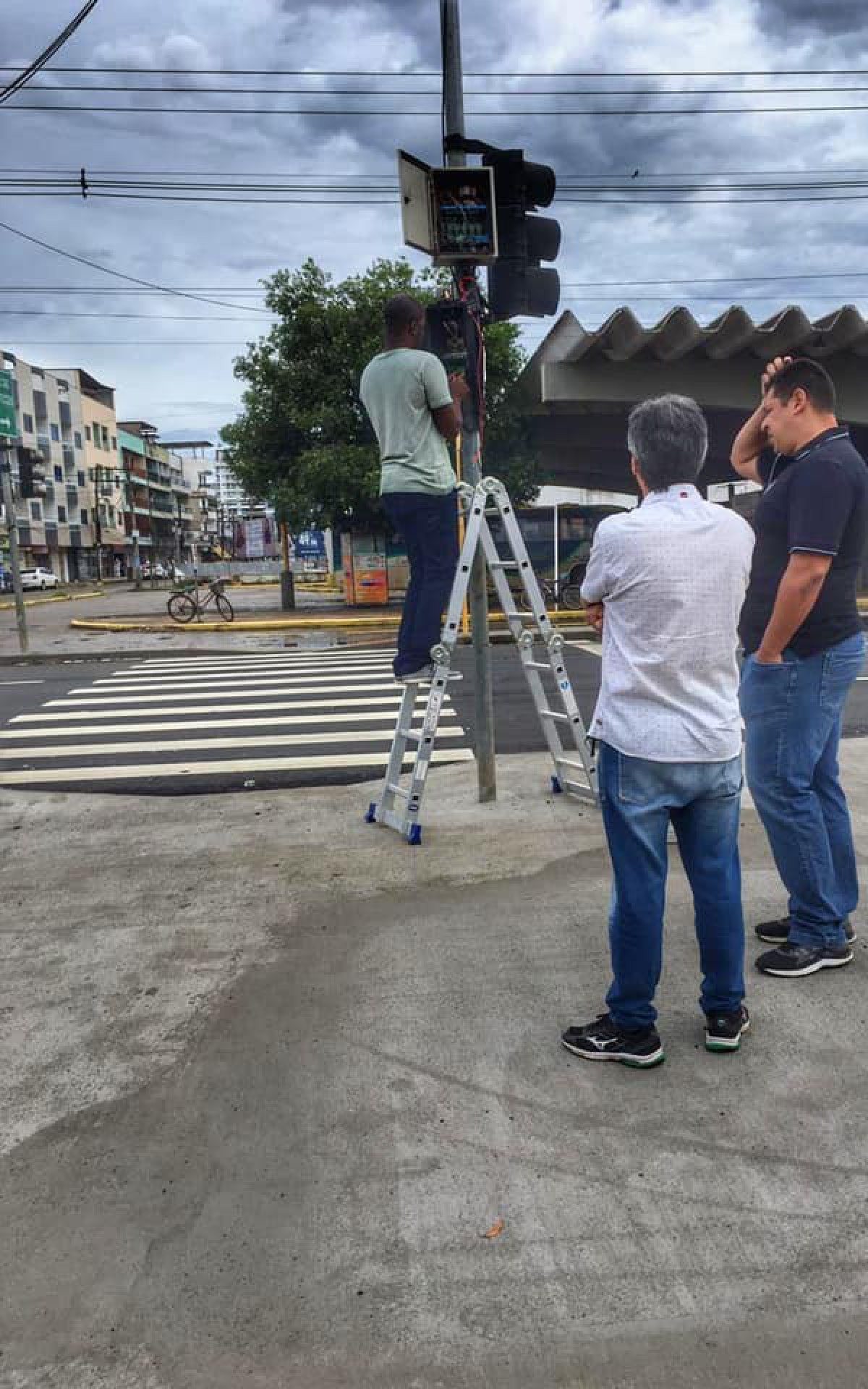 Demut realiza manutenções em sinalizações pelo Centro de Itaperuna, no Noroeste Fluminense.
