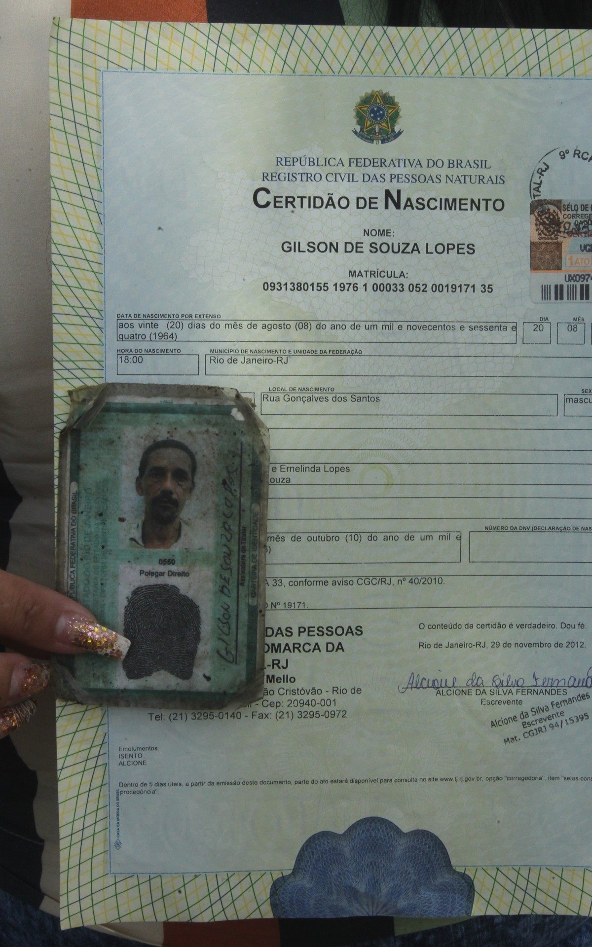 Homem tem atendimento negado na Cl&iacute;nica da Fam&iacute;lia da Penha, passa mal na rua, trope&ccedil;a em cal&ccedil;ada,cai e &eacute; atropelado e morto por &ocirc;nibus que passava em alta velocidade.Na foto,identidade e certid&atilde;o de nascimento do homem morto.