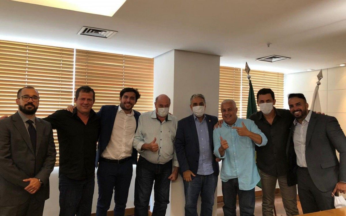 Da esquerda para a direita: Procurador Geral - Victor Rosa; Fabinho Taciano; Haroldo de Jesus; José Domingos; o presidente da Alerj, André Ceciliano; Fabinho, Sandro da Hermínio e Julinho.