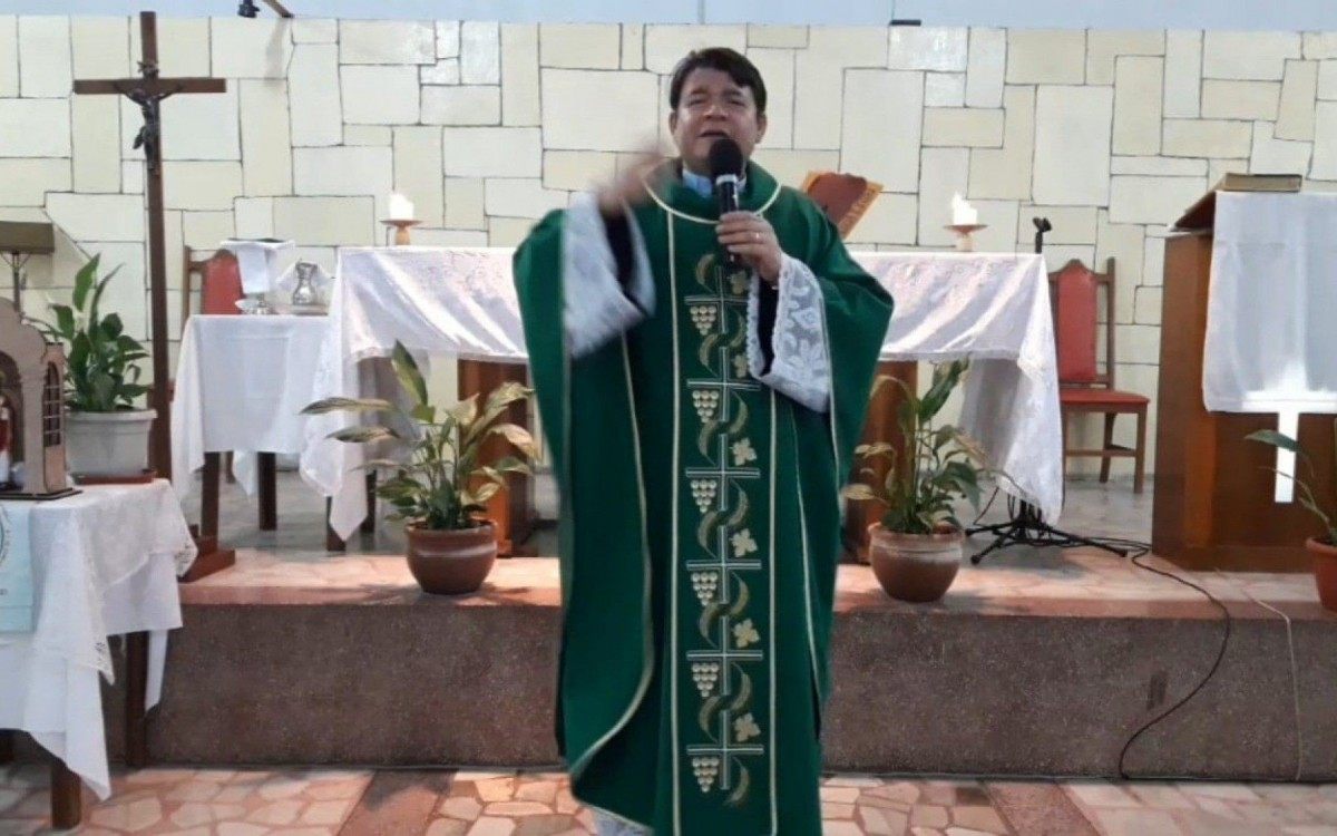 Padre Neuton Dias Neto, pároco da Paróquia São Mateus