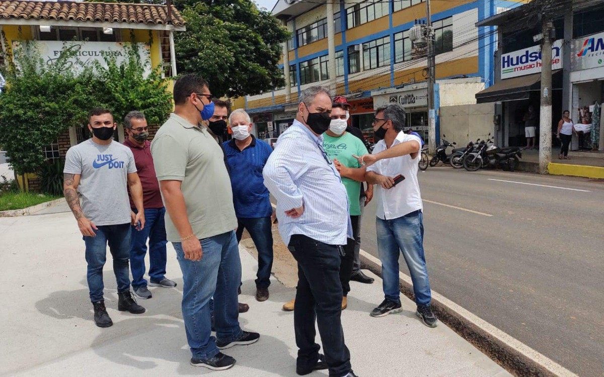 Ação visou instalação de placas proibindo o estacionamento aproximadamente na altura da Igreja do Relógio, no Centro de Itaperuna, no Noroeste Fluminense. - Foto: divulgação/PMI