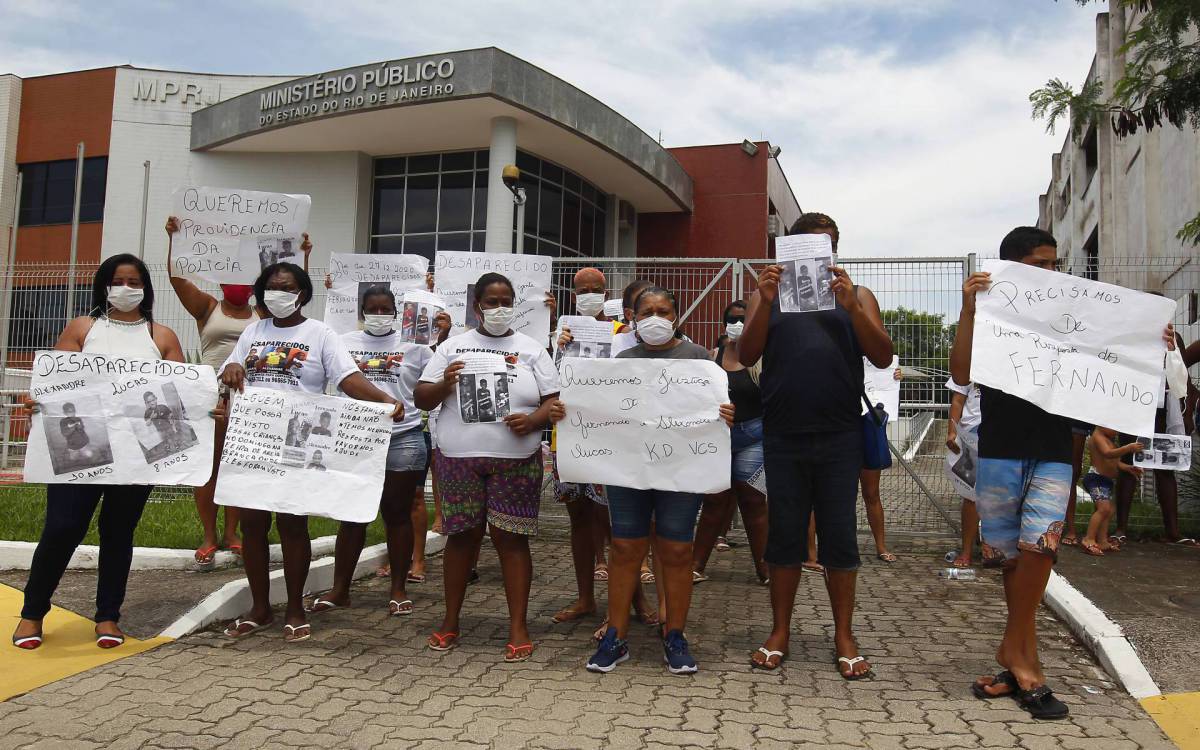 Manifesta&ccedil;&atilde;o, nesta ter&ccedil;a, pediu pelo paradeiro das crian&ccedil;as desaparecidas - Luciano Belford / Ag&ecirc;ncia O Dia