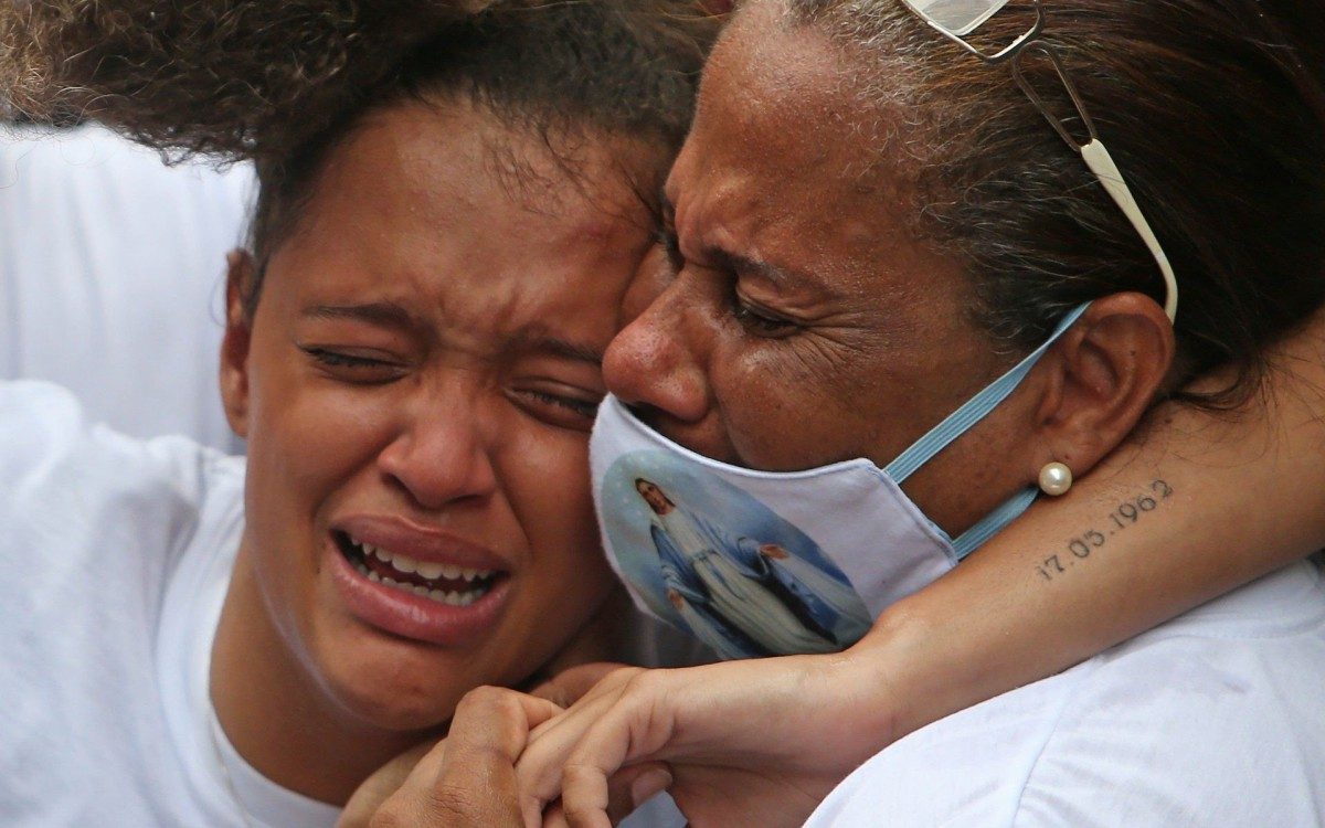 Enterro do Marcelo Guimaraes no cemitério de Inhaúma. A direita da foto, Vitoria de 19 anos, filha de Mercelo chora bastante por causa da morte do pai.