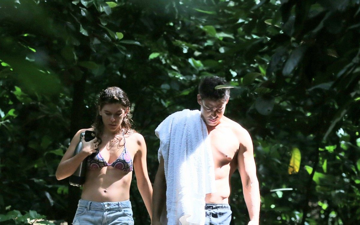 Cau&atilde; Reymond e Mariana Goldfarb curtem cachoeira