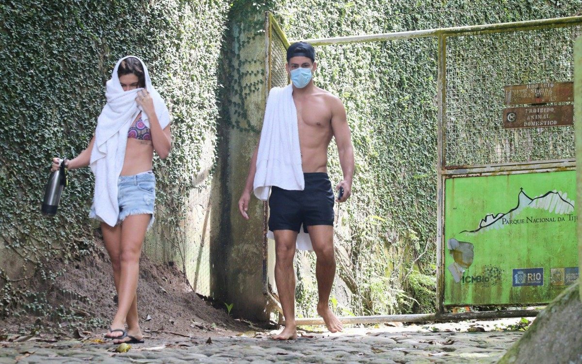 Cauã Reymond e Mariana Goldfarb curtem cachoeira - André Freitas / Ag. News