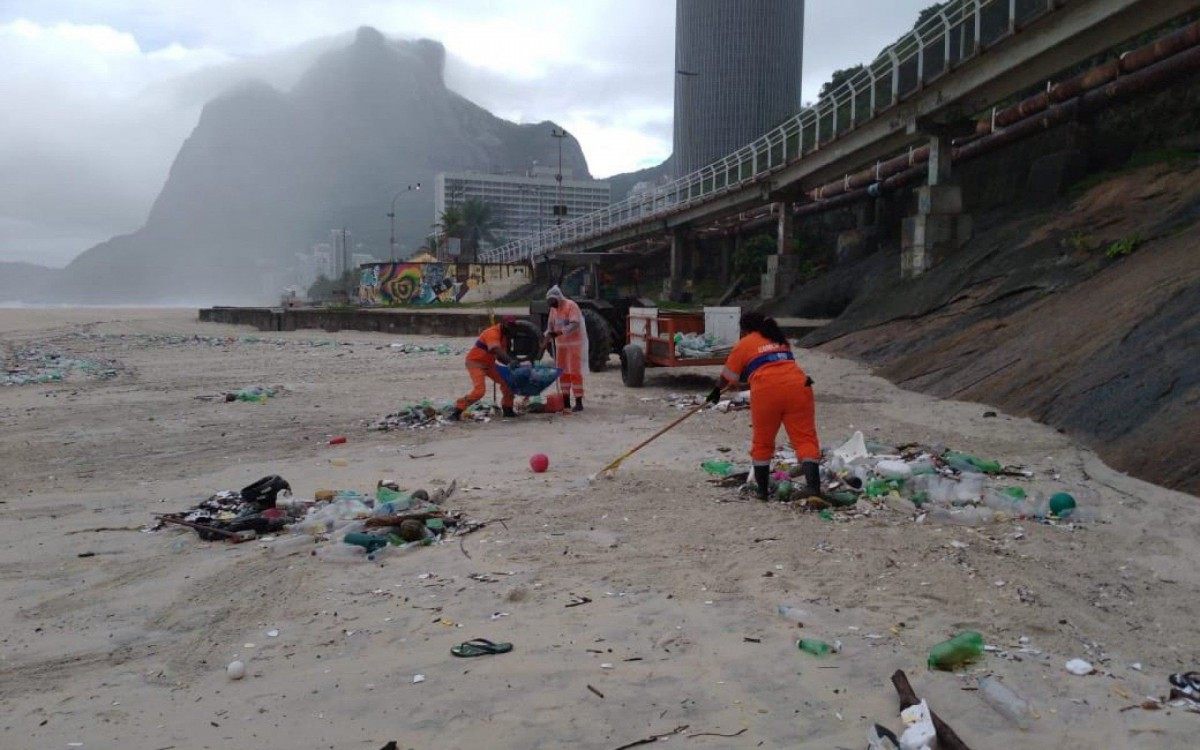 Comlurb realiza mega operação para retirar lixo da praia de São Conrado - Divulgação/Comlurb