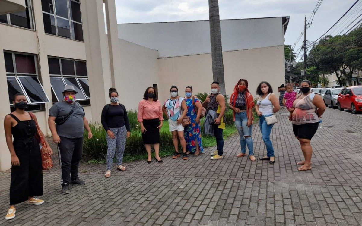 No dia 28 de dezembro do ano passado, Nilce Ramos, de saia preta, posa com artistas que foram cobrar pagamento do benefício da Lei Aldir Blanc