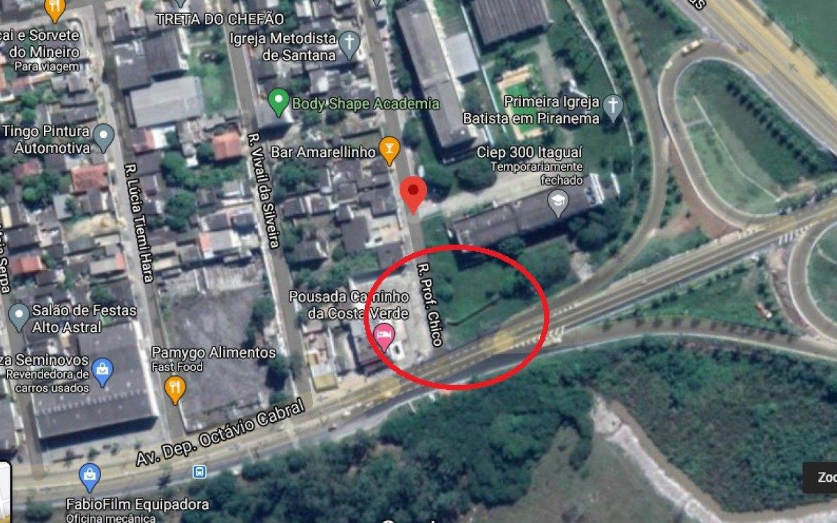 Rua ao lado do Ciep 300 é o ponto de onde partem as vans para o centro do Rio